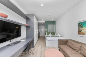 Stunning Studio Apartment with balcony Woodstock!
